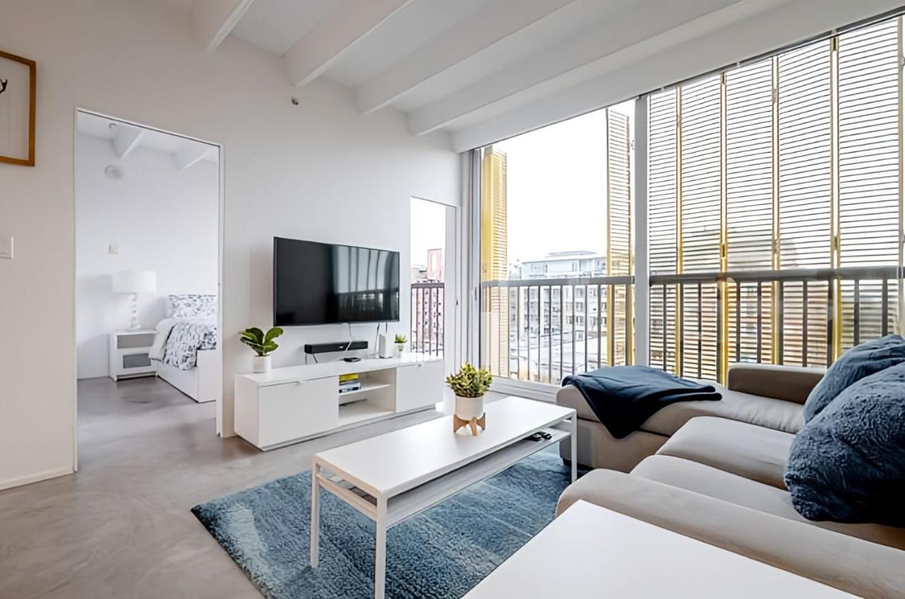Modern, Bright & Central 1-Bed Downtown Apt Close To Rogers Arena Ванкувер Экстерьер фото