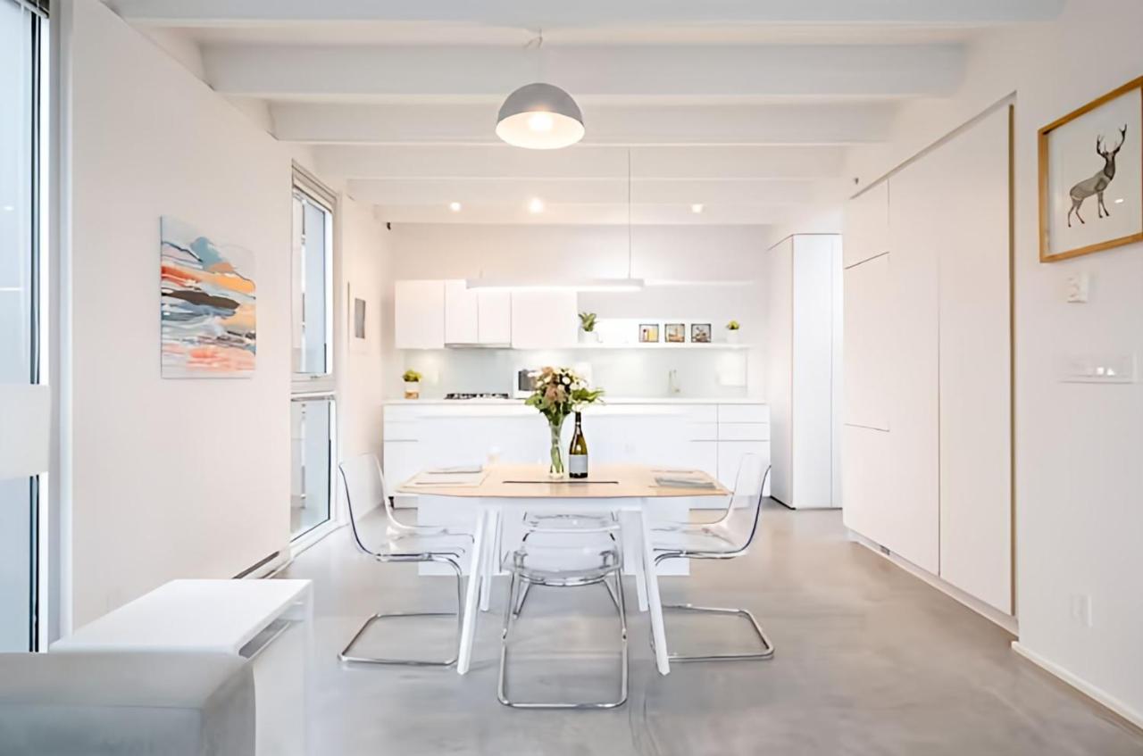 Modern, Bright & Central 1-Bed Downtown Apt Close To Rogers Arena Ванкувер Экстерьер фото
