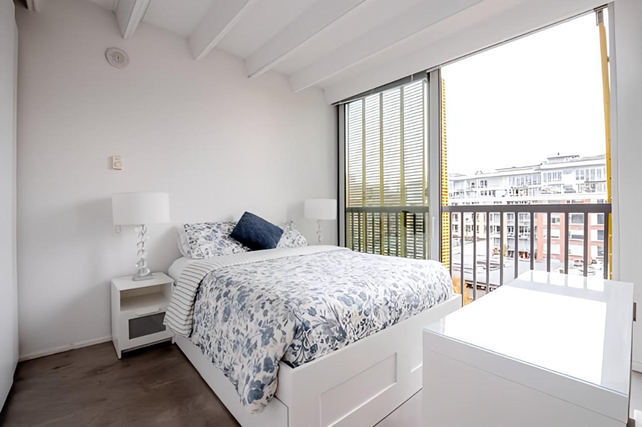 Modern, Bright & Central 1-Bed Downtown Apt Close To Rogers Arena Ванкувер Экстерьер фото