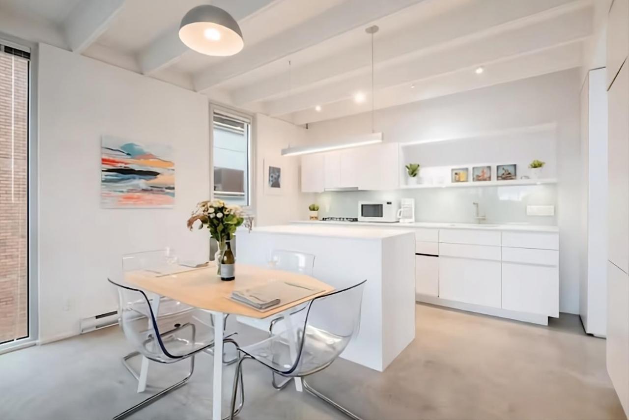 Modern, Bright & Central 1-Bed Downtown Apt Close To Rogers Arena Ванкувер Экстерьер фото