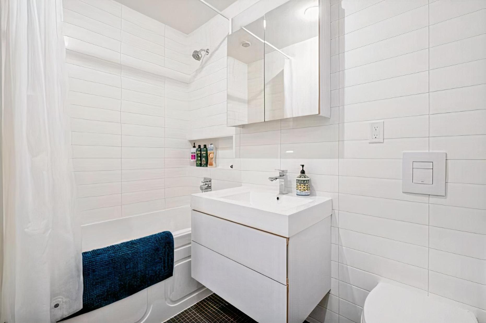 Modern, Bright & Central 1-Bed Downtown Apt Close To Rogers Arena Ванкувер Экстерьер фото