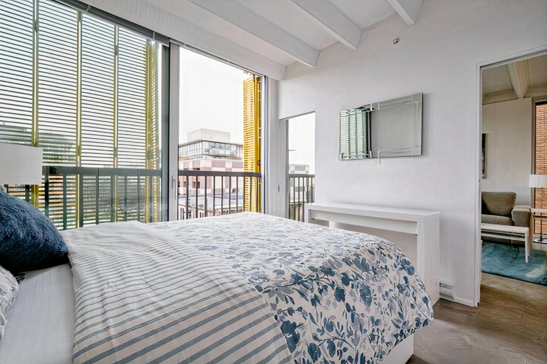 Modern, Bright & Central 1-Bed Downtown Apt Close To Rogers Arena Ванкувер Экстерьер фото